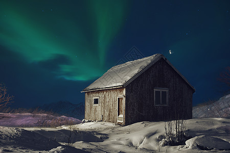 传统的挪威渔民小屋夜间满是雪 晚上放雪风暴北极星场景季节房子城市海洋天气极光钓鱼图片