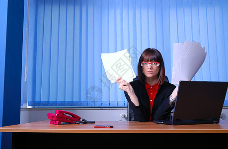 持有证件的女商务人士笔记本老板报告成人商业工作文档电话桌子员工图片