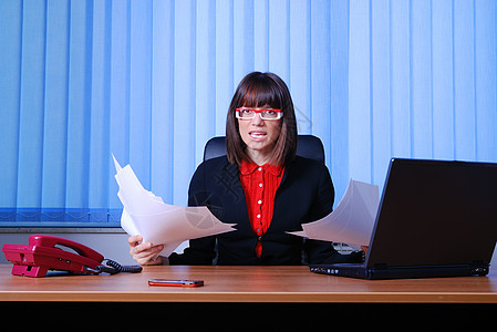 持有证件的女商务人士工作老板文档员工商业快乐首席桌子办公室成功图片