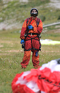 滑翔伞运动蓝色男人降落伞自由天空风险飞行橙子漂浮空气图片