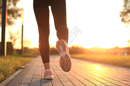 跑步者脚踏在路上 紧贴鞋底 日落或日出时户外慢跑者女性身体闲暇耐力活力福利活动跑步赛跑者图片