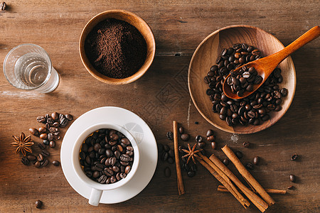 咖啡和咖啡豆咖啡豆背景的黑咖啡杯中的黑咖啡 配有饰品的混合成分咖啡食物香气早餐配件咖啡店粮食豆子饮料作品背景
