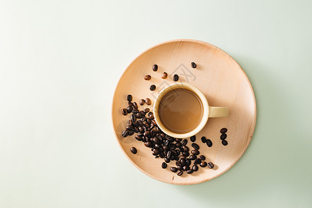 一杯咖啡 含轻背景咖啡豆的咖啡图片