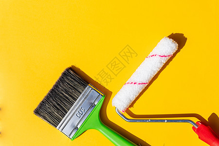 绘画工具 刷子和滚筒 家庭装修配件中的油漆滚筒和刷子 用于修复和粉刷墙壁的工具 刷子和手滚筒 复制空间图片