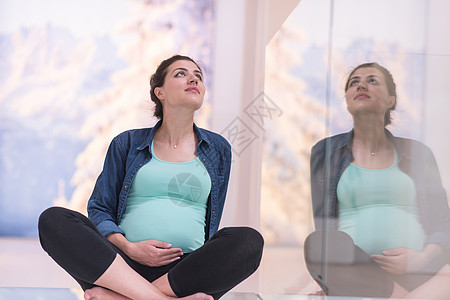 坐在地板上怀孕的孕妇妈妈女性母性房间享受生活成人女士婴儿幸福图片