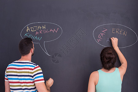 怀孕夫妇在黑纸板上写字男人父母粉笔黑板思维幸福丈夫女性父亲成人图片