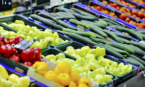 苏佩市场的新鲜水果和蔬菜饮食商业杂货店农业橙子团体萝卜摊位店铺黄瓜图片