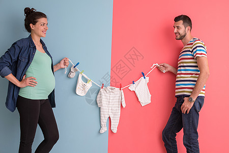 衣服banner年轻夫妇持有婴儿体恤衫男性幸福肚子孩子家庭女性夫妻妻子怀孕成人背景