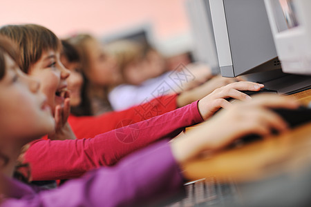 老师和学生与在校儿童一起接受教育朋友们女士班级桌子乐趣键盘老鼠男生团队女性背景