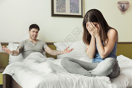 年轻夫妇在家里争吵图片