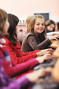 老师和学生与在校儿童一起接受教育女孩男生键盘电脑乐趣朋友们技术班级椅子老鼠背景