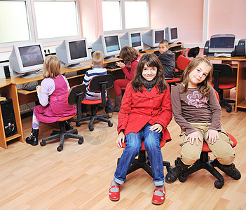 老师和学生与在校儿童一起接受教育桌子孩子乐趣课堂男生学习互联网老师电脑团体背景