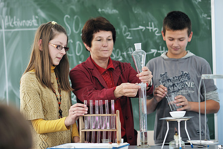 学校的科学和化学班级学生成人工作女学生快乐生物课堂老师青少年男生生物学图片