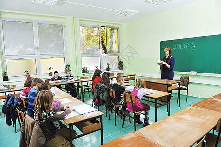 在学校学习生物学教育女性男生孩子骨骼女学生教授课堂工作科学图片