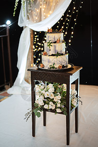 新婚夫妇婚礼上的彩色结婚蛋糕紫色新娘花朵仪式玫瑰派对奢华婚姻食物甜点图片