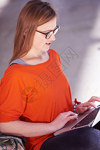 拥有膝上型计算机的女学生女生学生电脑女性笔记本办公室微笑工作女孩大学技术图片