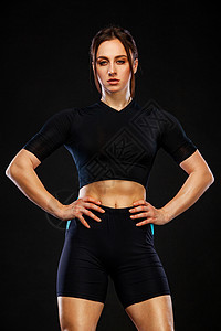 运动健壮的女人 运动员在黑人背景上做健身锻炼女士健美训练瑜伽工作室哑铃冠军运动装肌肉身体图片