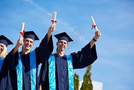 毕业学士青年毕业生学生群体人数女性大学中学团队成人成就文凭证书同学教育背景