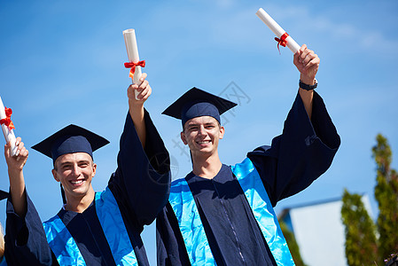 中学学生青年毕业生学生群体人数男性研究生朋友庆典成人天空多样性成功学校中学背景