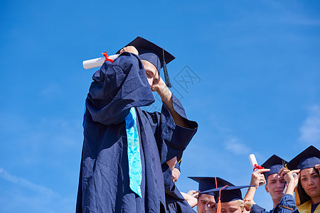 青年毕业生学生群体人数微笑文凭成功大学中学女孩教育同学成人青少年图片