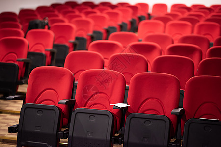 带有一排红色座位的大厅推介会电影时间场景房间民众歌剧音乐会礼堂天鹅绒图片