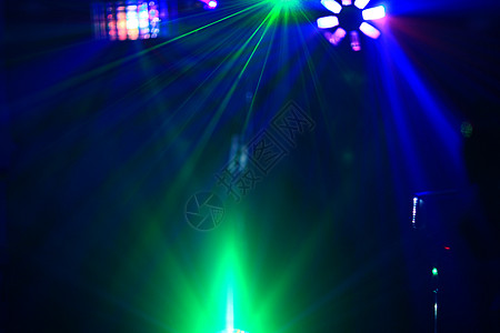 用探照灯和激光显示的明亮光束点亮迪斯科剧院音乐会聚光灯场景派对投影空气戏剧庆典娱乐图片