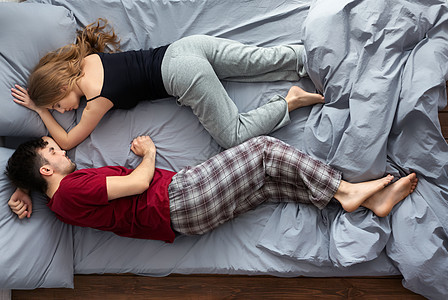 爱的情侣睡在床上的最美景图片