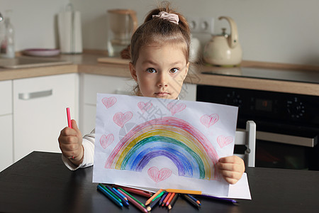 女孩在家里画彩虹 这是英国国家医疗服务体系 NHS 的象征 感谢医生们的工作 呆在家里社交媒体活动教育疾病绘画艺术孩子窗户停留乐图片