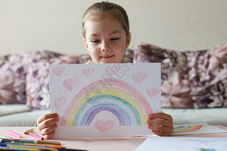 女孩在家里画彩虹 这是英国国家医疗服务体系 NHS 的象征 感谢医生们的工作 呆在家里社交媒体活动乐趣教育房子预防家庭作业孩子们图片
