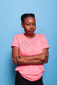 愤怒的 失望的非洲年轻女性发怒的表情肖像 女青年图片
