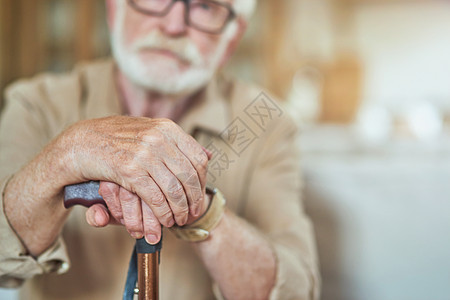 长年老人手用走棍的男子皱纹手图片