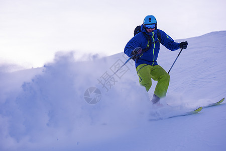 滑雪者在下坡时玩得开心旅行夹克天空山腰冻结高山行动娱乐季节男人图片