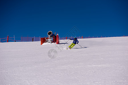 滑雪者在下坡时玩得开心旅行滑雪娱乐高山乐趣天空男人空气夹克行动图片