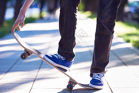 滑滑板跳跃文化公园孩子空气娱乐街道男生乐趣男人运动图片