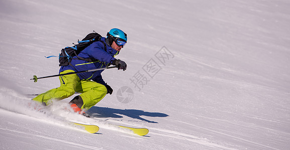 滑雪者在下坡时玩得开心运动冻结速度旅行山腰乐趣娱乐衣服季节天空图片