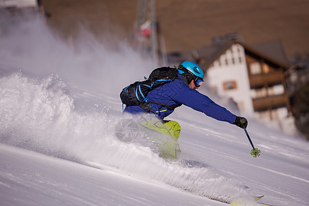 滑雪者在下坡时玩得开心季节滑雪高山速度粉末运动夹克娱乐竞赛竞争图片