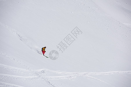 深雪粉雪滑雪者速度粉末滑雪者头盔闲暇男人乐趣下坡旅行蓝色图片
