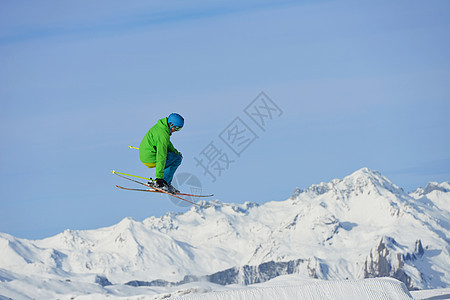 滑雪车衣服竞赛男人行动下坡运动蓝色娱乐假期滑雪者图片