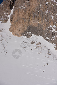 前往雪中滑雪轨道团体旅游远足假期滑雪者山脉粉末天空蓝色晴天图片