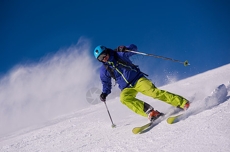滑雪者在下坡时玩得开心季节粉末高山旅行冻结运动天空山腰竞争速度图片