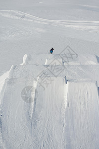 滑雪车蓝色竞赛假期太阳滑雪者运动下坡男人速度喜悦图片