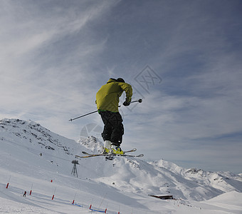 极端自由型滑雪跳天空便车假期青年滑雪者山脉行动安全公园风镜图片