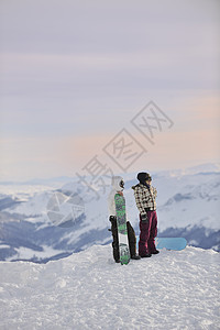 滑雪车的夫妇在山顶男性山脉质量浪漫男人顶峰成人天空衣服夹克图片