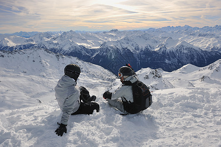 冬季雪上人群的冬季男人滑雪板活动闲暇男生青年友谊朋友们微笑女性图片