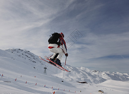 极端自由型滑雪跳山脉青年危险头盔速度便车滑雪板假期乐趣蓝色图片