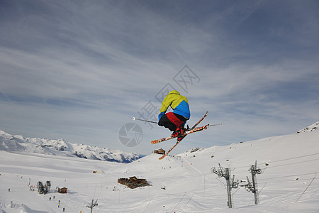 极端自由型滑雪跳危险特技天空蓝色行动空气头盔假期夹克青年图片