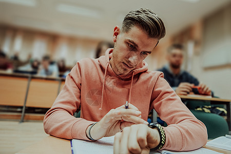 学生在数学课上使用智能手表手腕女孩青少年时间技术触摸屏快乐工人电子产品便笺图片