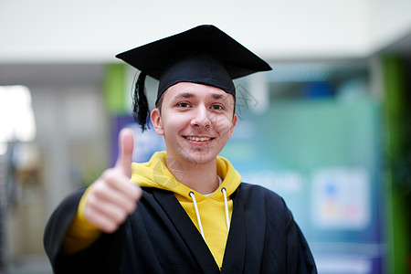毕业学士毕业日肖像帽子知识庆典地幔男人成人大学学生文凭学士背景