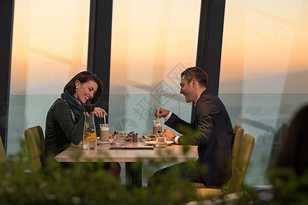 一对情侣在餐厅的浪漫晚餐乐趣女士桌子享受纪念日男性男人夫妻女孩微笑图片