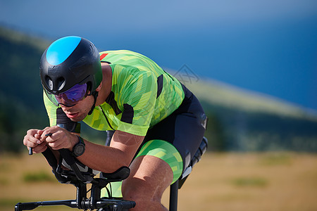 骑自行车的三重运动员男人耐力头盔训练铁人行动赛车手钢铁侠运动速度图片